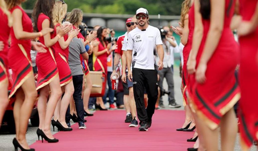 I piloti della F1 capeggiati da Fernando Alonso durante la parata prima del GP di Germania. Epa
